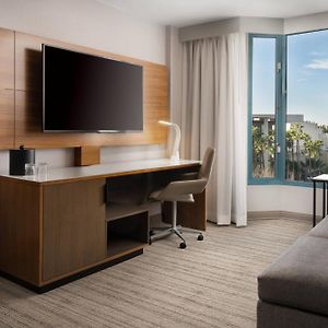 One Bedroom King Suite Sofa City View Balcony